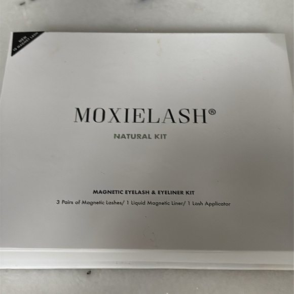 NEW Moxie Lash Natural Kit Magnetic Eyelash and Eyeliner Kit 3 Pairs Silk Lashes - Picture 2 of 4